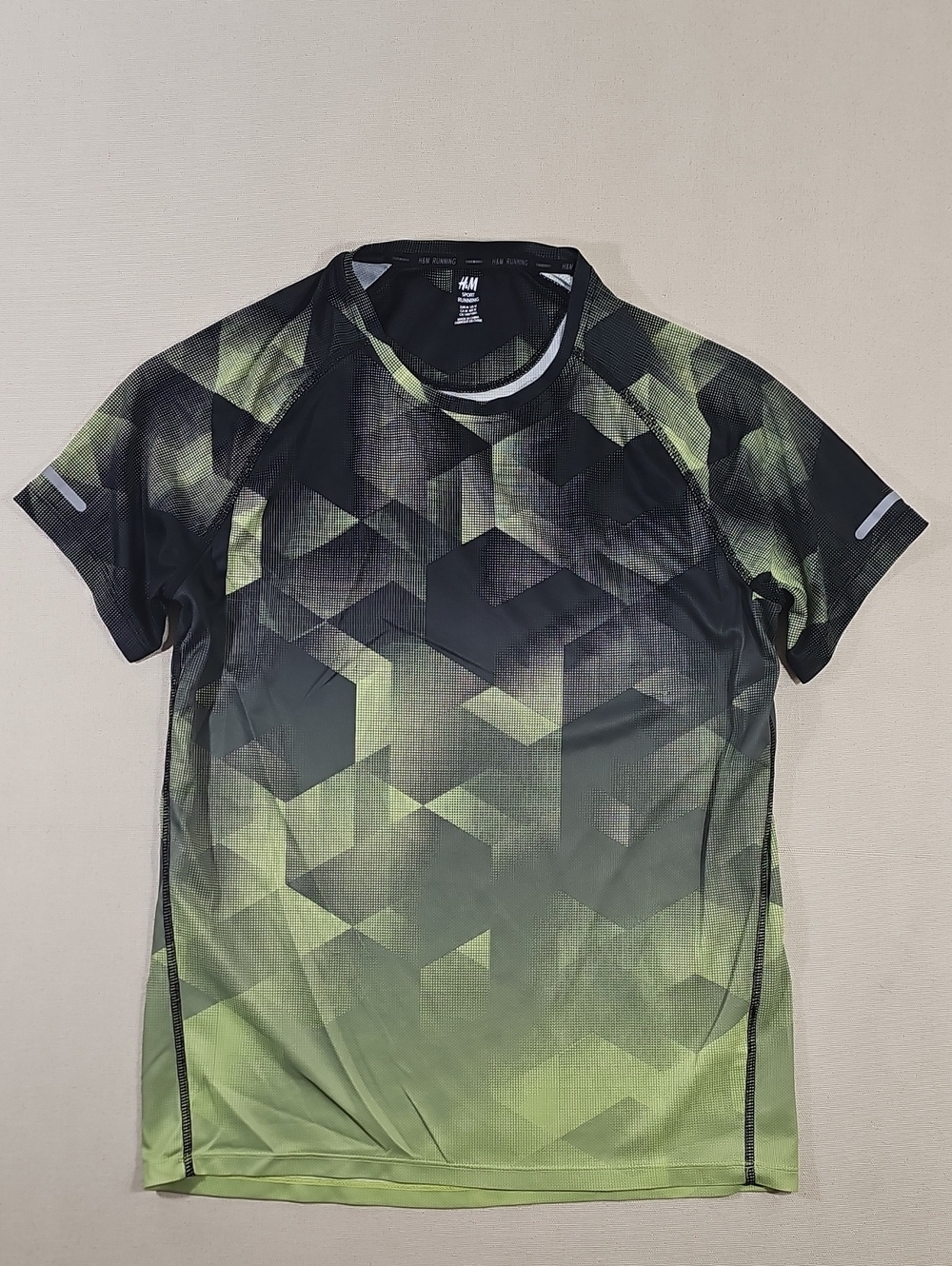 H&M Men's Geometric Performance Tee in Black and Green